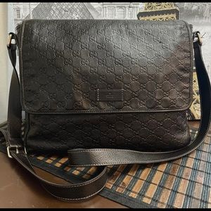 100% Authentic Gucci Guccissima Cocoa Leather Messenger Bag.